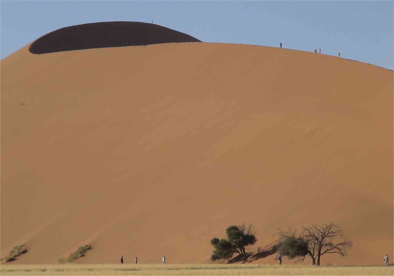 People look like ants on the edge of the dunes.  Photo by FG.