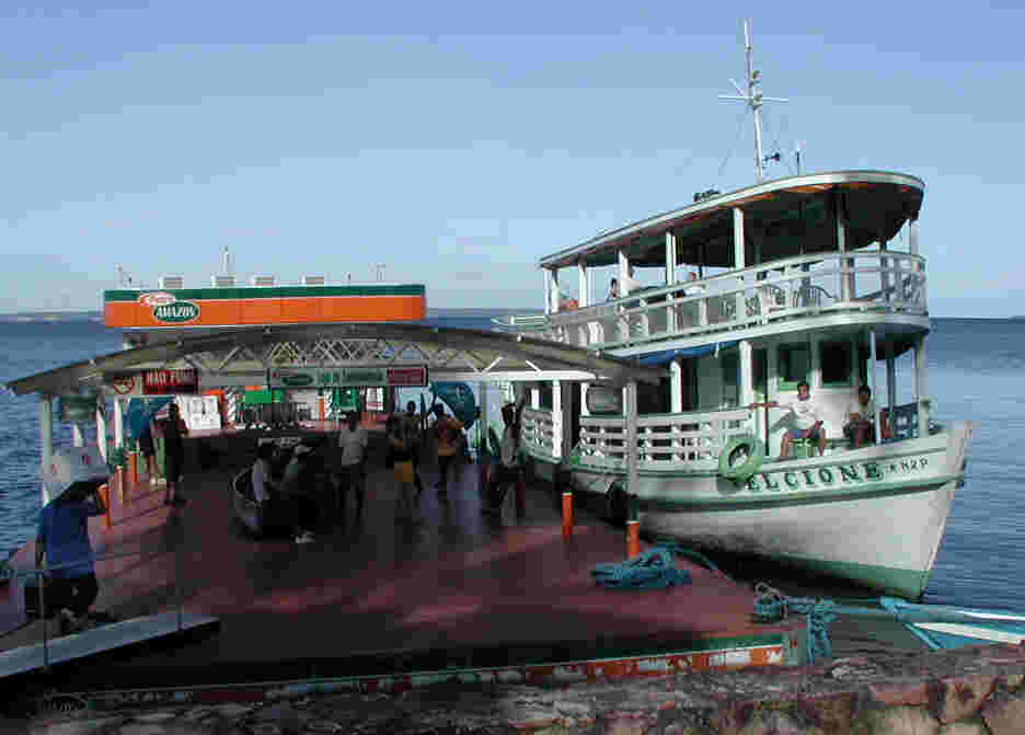 Boarding the boat for Ariaú Towers.  Photo by FCG.