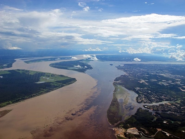 Two rivers meet: the Amazon (left) and the Negro.  (Photo: Internet.)